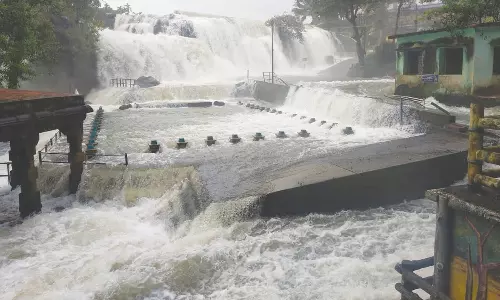 இன்றும் மாவட்டம் முழுவதும் பரவலாக மழை: குமரியில் மேலும் 13 வீடுகள் இடிந்தது