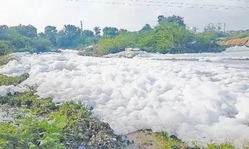 நொய்யல் ஆற்றில் பனிமலை போல் பொங்கி வழியும் நுரை