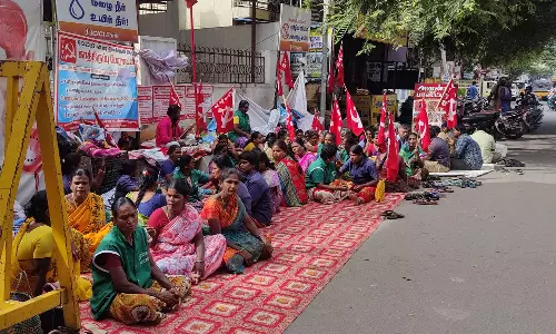 தருமபுரியில் சுகாதாரப் பணியாளர்கள் 4 வது நாளாக தொடர் காத்திருப்பு போராட்டம்