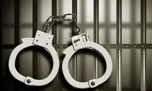 மதுராந்தகம் அருகே வீட்டில் குட்கா பதுக்கி விற்ற தந்தை-மகன் கைது