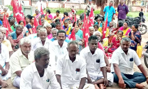 விவசாயிகள் காத்திருப்பு போராட்டம்