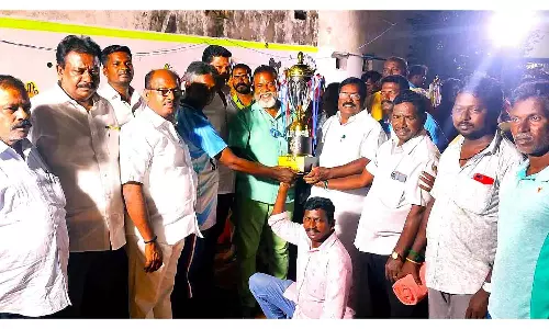 மாநில அளவிலான பெத்தாங் போட்டி வெற்றி பெற்ற அணிக்கு கேடயம்