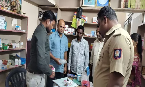 பகண்டை கூட்ரோடு அருகேமாத்திரை தயாரித்து விற்பனை செய்த மெடிக்கல் உரிமையாளர்