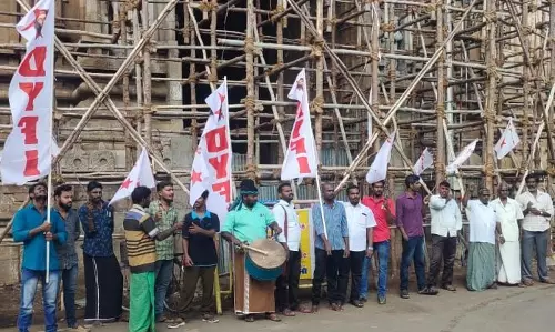 ஸ்ரீரங்கத்தில் - இந்திய ஜனநாயக வாலிபர் சங்கத்தினர் தமுக்கடித்து நூதன போராட்டம்