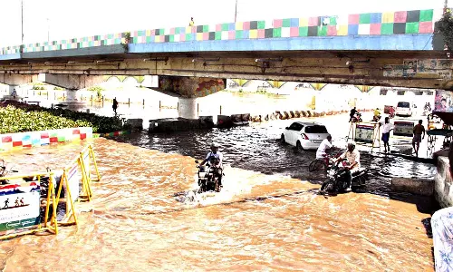 வைகை ஆற்றில் வெள்ளப்பெருக்கு: கரைகளை ஒட்டிய சாலைகளில் போக்குவரத்துக்கு தடை