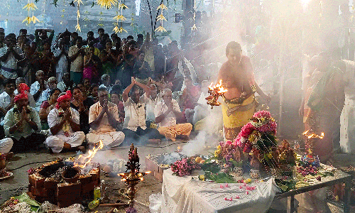 சென்னிமலை முருகன் கோவில் புதிய கொடிமரத்திற்கு மகா கும்பாபிேஷகம்