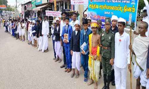 அரசியலமைப்பு தினம் உருவான நாள் தேசத்தலைவர்களின் வேடம் அணிந்து மாணவர்கள் விழிப்புணர்வு