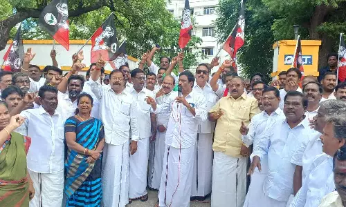 ஆசிரியர் பணிக்கான வயது வரம்பை நீக்க வேண்டும்