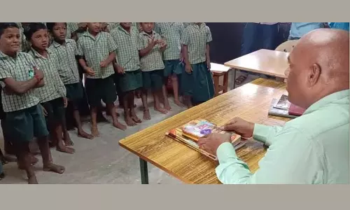 அரசு பள்ளியில் மாணவர்களுக்கு பாடம் நடத்திய கலெக்டர்