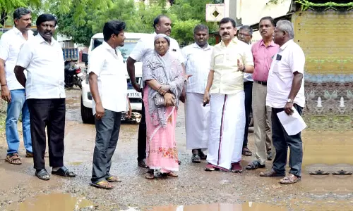 மேலப்பாளையம் பகுதியில் மழை நீர் தேங்கிய பகுதியில் மேயர் ஆய்வு