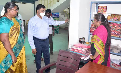 கதர் கிராம தொழில் அலுவலகத்தில் தலைமை செயல் அலுவலர் திடீர் ஆய்வு