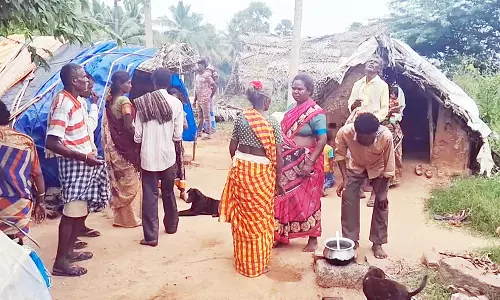 ஏரியில் 3 தலைமுறைகளாக குடியிருக்கும் இருளர் இன மக்கள்