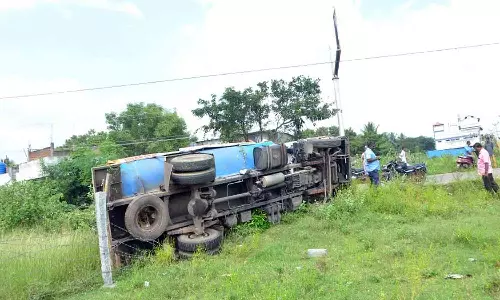 லாரி கவிழ்ந்து பால் ஆறாக ஓடியது