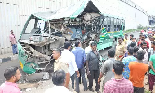 லாரி மீது பஸ் மோதி 6 படுகாயம்