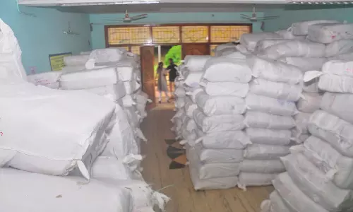 பொங்கலுக்கு இலவசமாக வழங்கப்படும் இலவச வேட்டி, சேலைகள் குமரி மாவட்டத்திற்கு வந்தது.