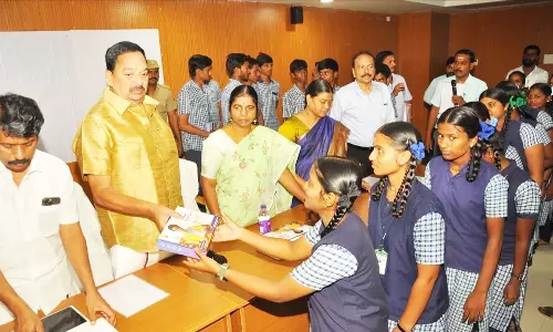 அரசு பள்ளி மாணவர்களுக்கு கையடக்க கணினி