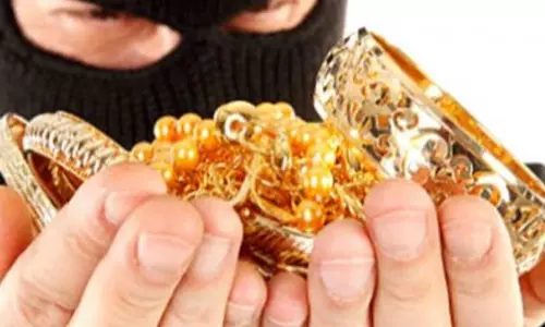 மின்ஊழியர் வீட்டில் திருட்டு