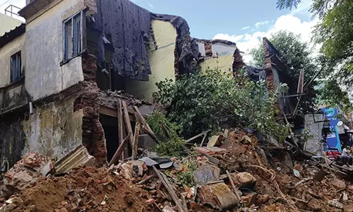 50 ஆண்டு பழமையான கட்டிடம் இடிந்து விழுந்தது