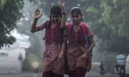 மிக கனமழை எச்சரிக்கை.. பள்ளி, கல்லூரிகளுக்கு விடுமுறை அறிவித்த மாவட்டங்கள்...