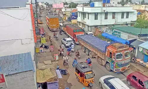 போக்குவரத்து நெரிசலில் சிக்கி தவிக்கும் பல்லடம்