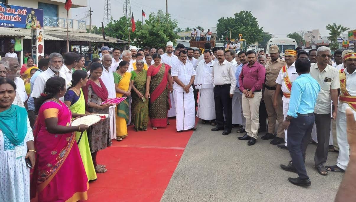 புன்னம் சத்திரம் பகுதியில் - முத்தமிழ் தேர் அலங்கார ஊர்திக்கு வரவேற்பு