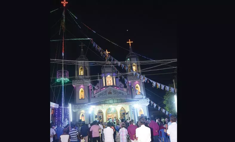 ஆறுமுகநேரி மடத்துவிளை புனித சவேரியார் ஆலய திருவிழா - கொடியேற்றத்துடன் தொடங்கியது
