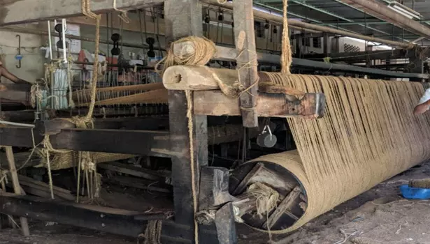 தாரமங்கலம் அருகே கயிறு திரிக்கும் எந்திரத்தில் சிக்கி பெண் பலி தாரமங்கலம் அருகே கயிறு திரிக்கும் எந்திரத்தில் சிக்கி பெண் பலி