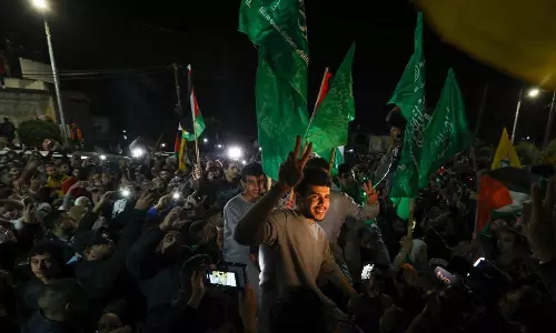 இஸ்ரேல் சிறையில் இருந்து விடுதலை: ஆனந்த கண்ணீர், வாணவேடிக்கையுடன் வரவேற்ற பாலஸ்தீனர்கள்