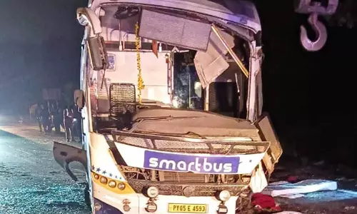 உளுந்தூர்பேட்டை அருகே முன்பக்க டயர் வெடித்ததால் கவிழ்ந்த ஆம்னி பஸ்: 10 பேர் படுகாயம்