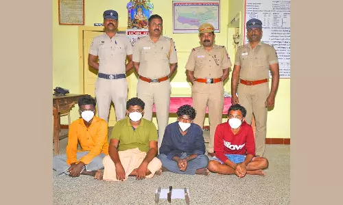 செல்போன் செயலி மூலம் நூதன முறையில் வாலிபர்களிடம் பணம் பறித்த கும்பல்- 2 சிறுவர்கள் உள்பட 6 பேர் கைது