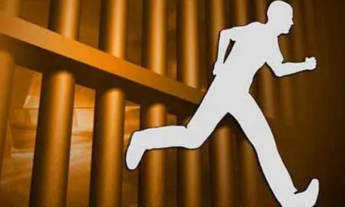 திண்டுக்கல்லில் கஞ்சா வழக்கில் கைதான வாலிபர் போலீசை தாக்கி தப்பி ஓட்டம்