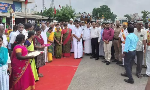 புன்னம் சத்திரம் பகுதியில் - முத்தமிழ் தேர் அலங்கார ஊர்திக்கு வரவேற்பு