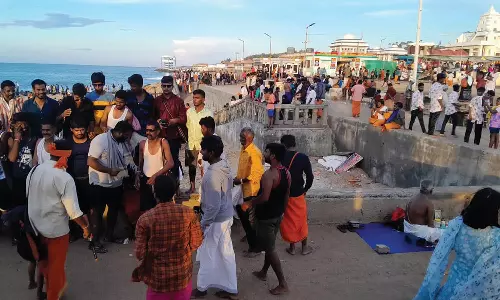 சீசன் களை கட்டியது: கன்னியாகுமரி கடற்கரையில் அலைமோதிய சுற்றுலா பயணிகள், ஐயப்ப பக்தர்கள்