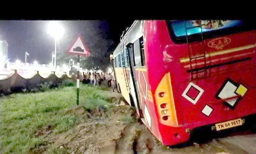 பள்ளத்தில் சிக்கிய சுற்றுலா பஸ்