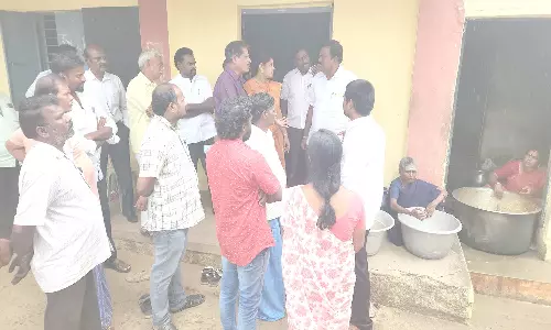 அரசு பள்ளியை முற்றுகையிட்டு அதிகாரிகளுடன் வாக்குவாதம்