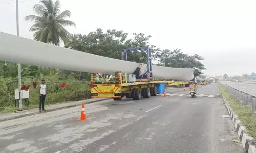 சர்வீஸ் சாலையில் 6 நாட்களாக நிற்கும் லாரி