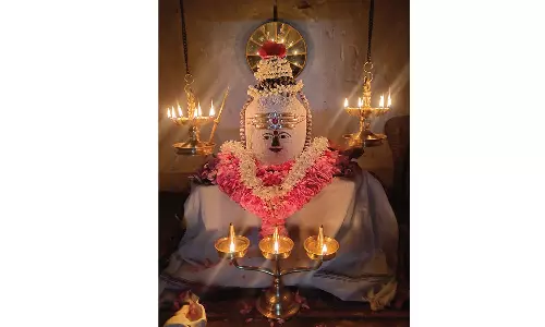 மருந்துவாழ்மலையில் ஜோதிலிங்கேஸ்வரருக்கு 16 வகையான வாசனை திரவியங்களால் சிறப்பு அபிஷேகம்