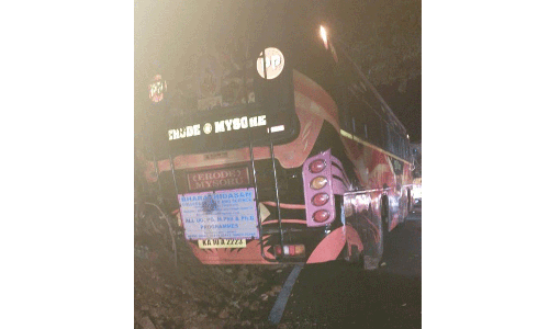 திம்பம் மலைப்பாதையில் தனியார் பஸ் விபத்து