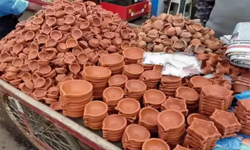 கார்த்திகை தீப விளக்குகள் ஆர்வமுடன் வாங்கி செல்லும் பொதுமக்கள்