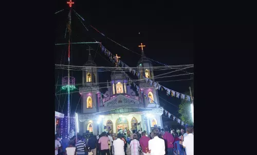 ஆறுமுகநேரி மடத்துவிளை புனித சவேரியார் ஆலய திருவிழா - கொடியேற்றத்துடன் தொடங்கியது