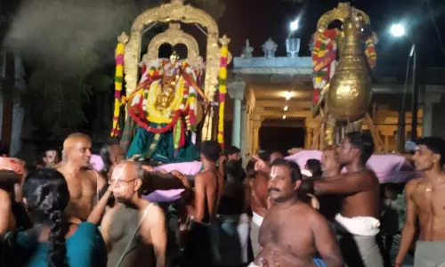 ஆழ்வார்திருநகரி ஆதிநாதர் ஆழ்வார் பெருமாள் கோவிலில் கருடசேவை