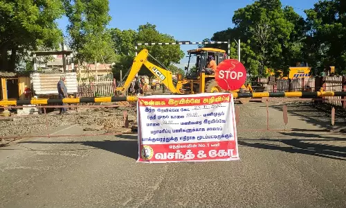 ரெயில்வேகேட் பராமரிப்பு பணி-  சங்கரன்கோவிலில் மாற்று வழியில் திருப்பி விடப்பட்ட வாகனங்கள்