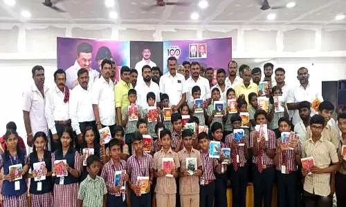 உதயநிதி ஸ்டாலின் பிறந்த நாளை முன்னிட்டு தென்காசியில், பள்ளி மாணவர்களுக்கு நோட்டு-புத்தகங்கள்