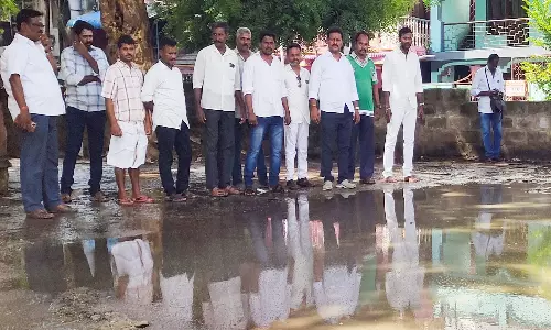 நுகர்பொருள் வாணிப கழகத்தில் மழை நீர் தேங்கி நின்று துர்நாற்றம் வீசுவதால் நோய் பரவும் அபாயம்