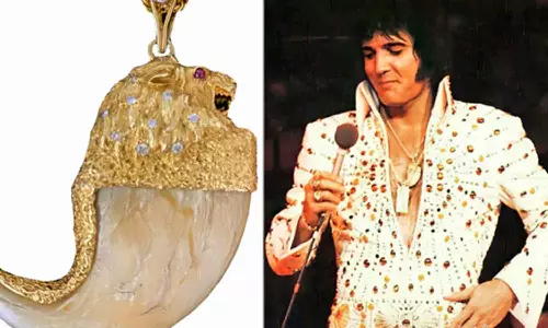 ரூ.8 கோடிக்கு ஏலத்திற்கு வரும் நடிகரின் நெக்லஸ்