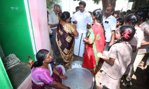 அத்தனூர் அரசு உயர்நிலைப் பள்ளியில் அமைச்சர் அன்பில் மகேஷ் பொய்யாமொழி திடீர் ஆய்வு