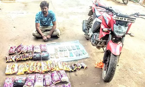 புகையிலை பொருட்கள்- ரூ.1½ லட்சம் கடத்திய வாலிபர் கைது