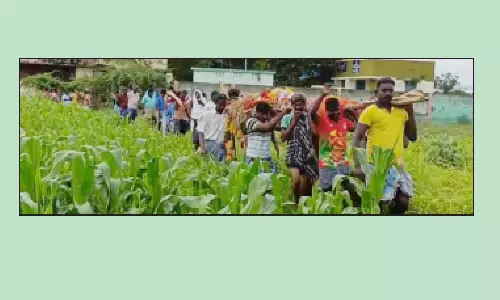 மயானத்திற்கு பாதை இல்லாததால் இறந்தவர் உடலை எடுத்து செல்வதில் சிரமம்