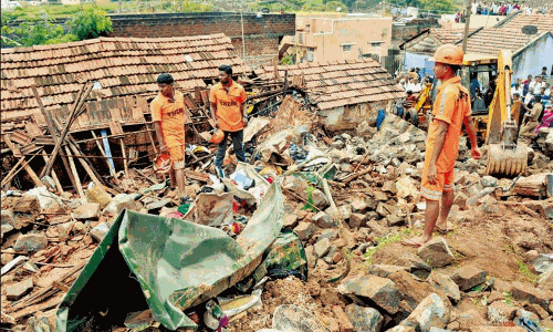 தொடர் மழைக்கு மேட்டுப்பாளையத்தில் 12 வீடுகள் சேதம்- தாசில்தார் நேரில் ஆய்வு