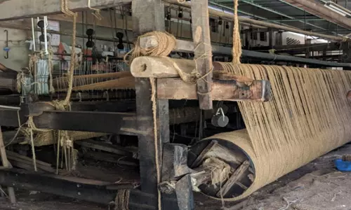 தாரமங்கலம் அருகே கயிறு திரிக்கும் எந்திரத்தில் சிக்கி பெண் பலி